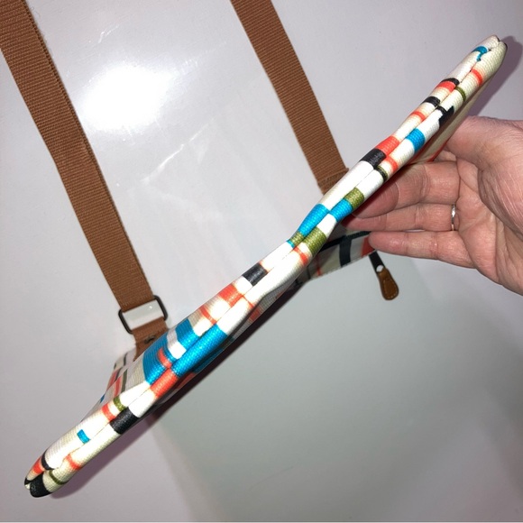 EUC Kavu crossbody bag retro stripes, water resistant, zip closure, adj strap - Picture 5 of 13